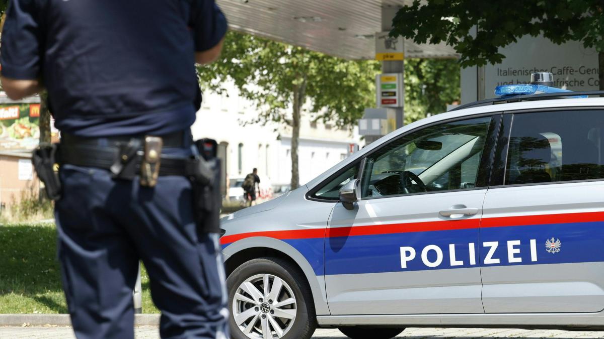 un roman a furat haine in valoare de 5 000 de euro in 90 de minute in austria l au prins exact cand voia sa treaca granita