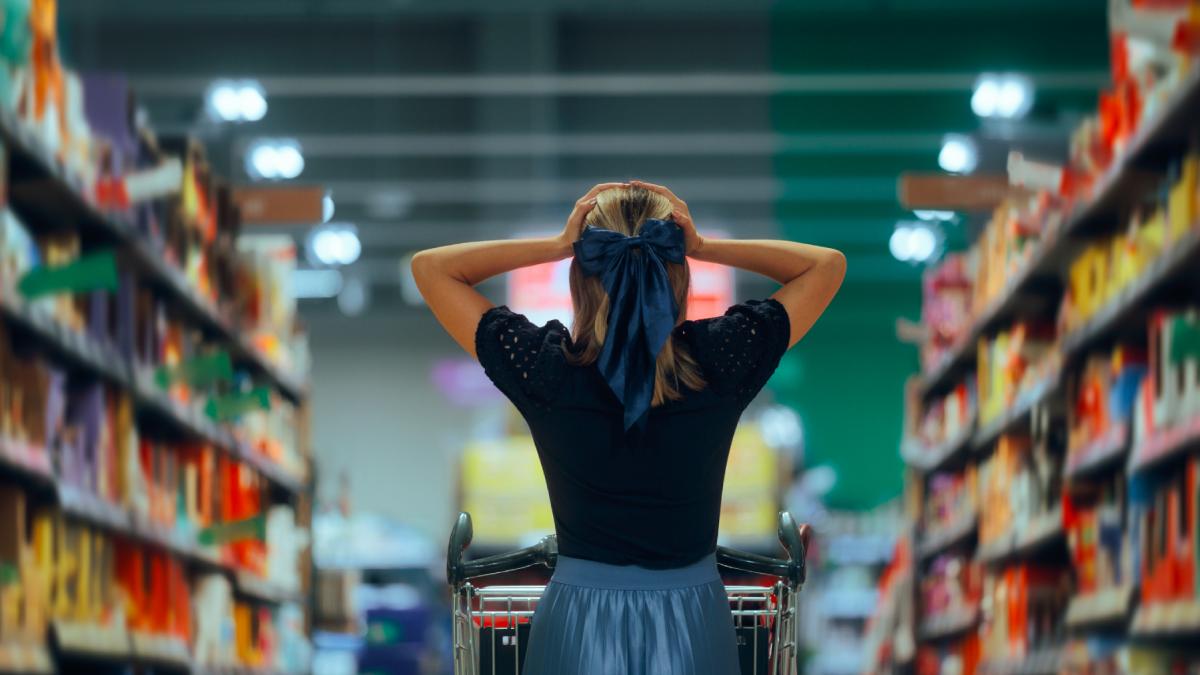 clienta consumatoare stresata preturi magazine