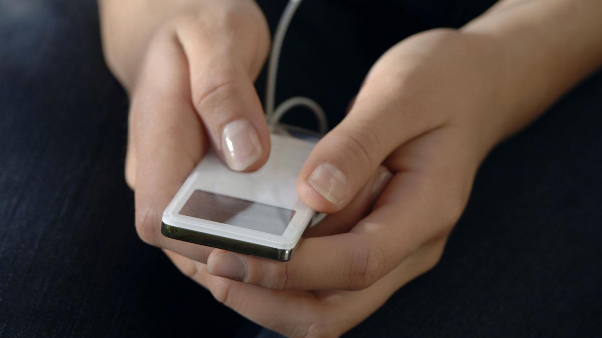 viteza de internet a scazut atat de mult in rusia incat oamenii s au intors in anii 2000 si asculta muzica la playere mp3