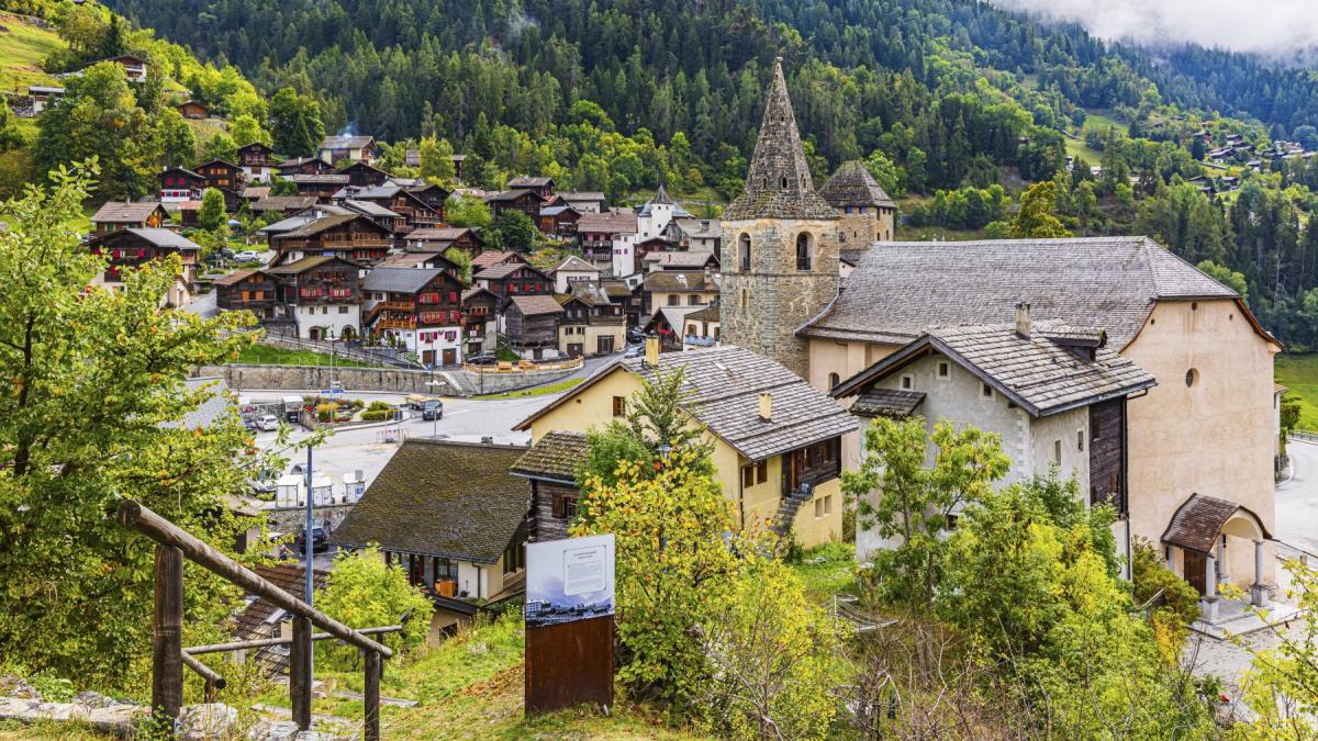 un cunoscut sat turistic risca evacuarea din cauza unei crapaturi uriase in pamant a ajuns deja la o lungime de 250 metri