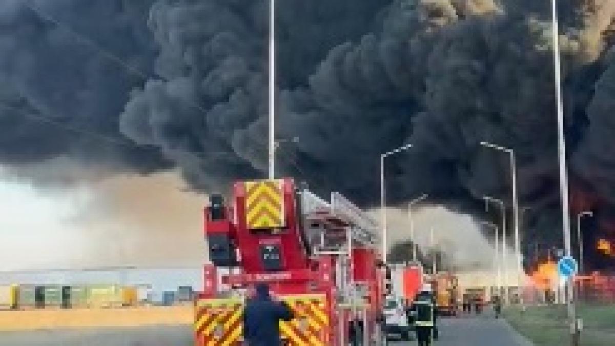 aradul acoperit de un nor gros de fum dupa un incendiu la o fabrica de polistiren autoritatile au trimis doua mesaje ro alert