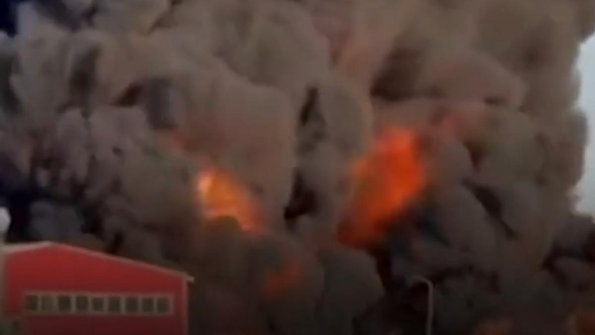 pompierii intervin de urgenta la un incendiu urias la o fabrica din arad