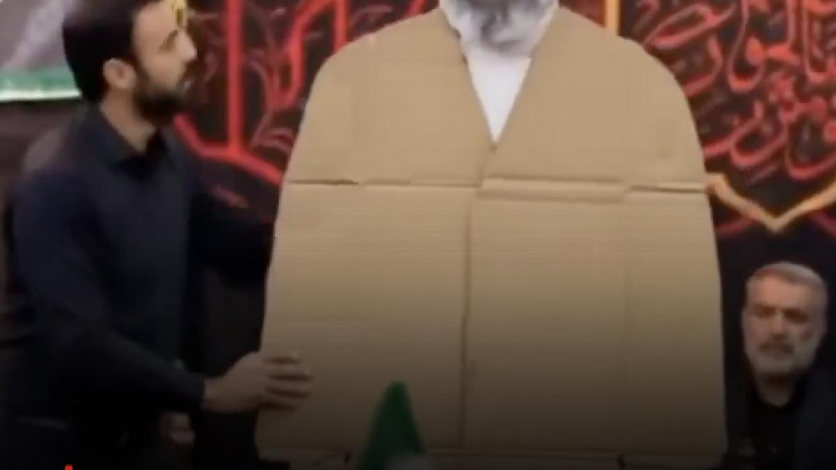 unde e mojtaba khamenei un carton cu imaginea sa a fost pus in fata multimii