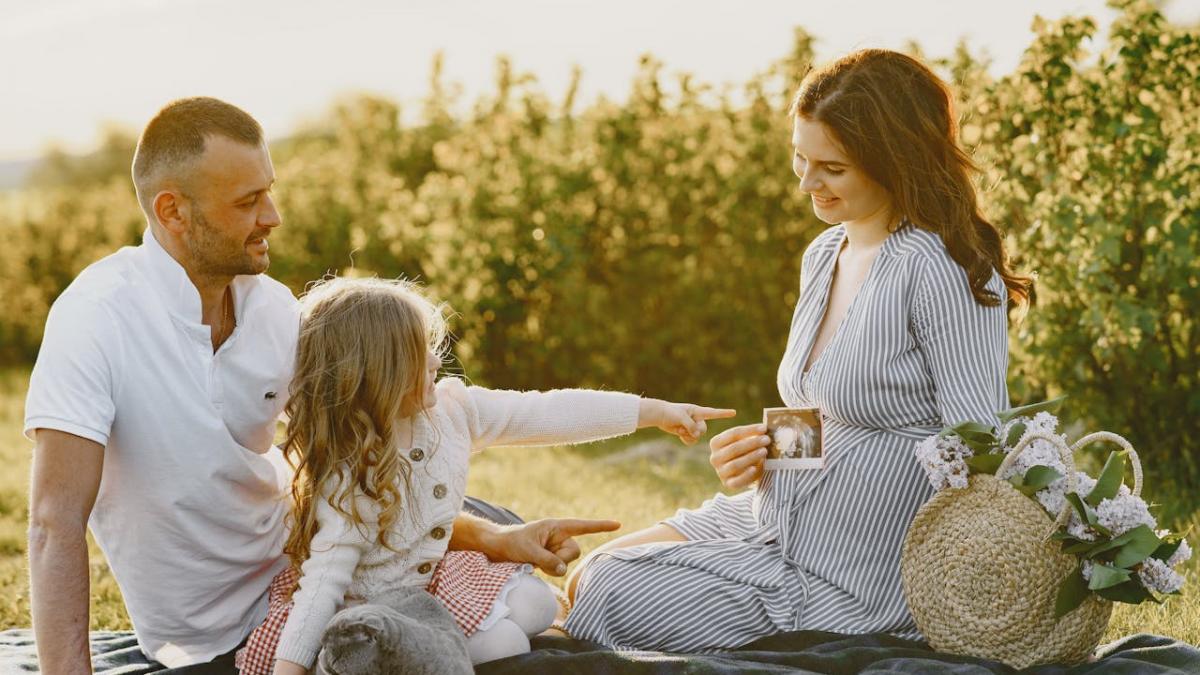 mama, tata si fetita la picnic