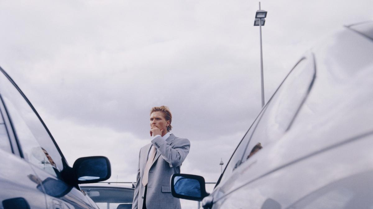 barbat intre doua masini