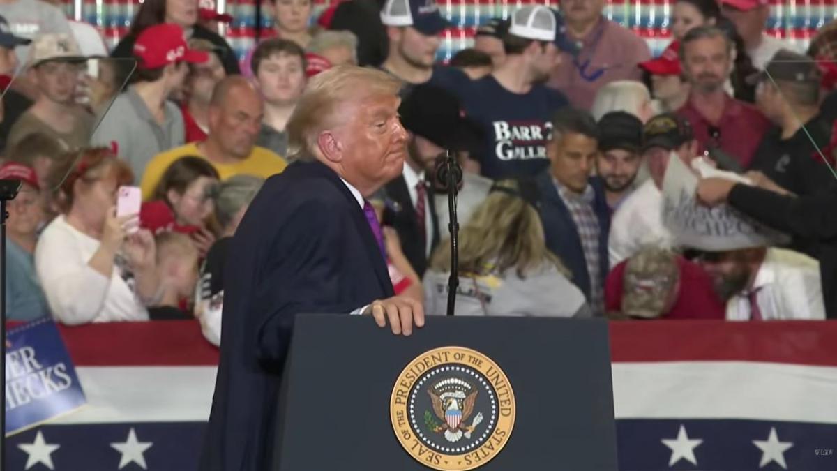 donald trump si a intrerupt discursul din kentucky dupa ce unei femei din public i s a facut rau este vreun medic in sala