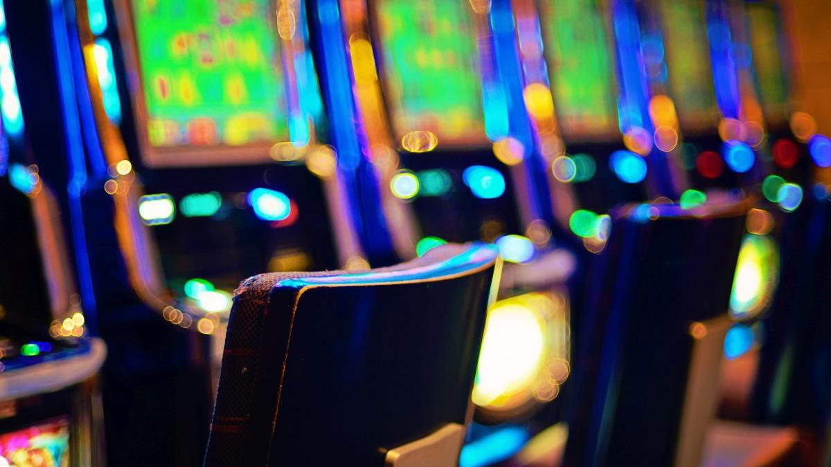 primarul unui mare municipiu din romania da afara din oras toate pacanelele nici aparatele loteriei romane nu scapa