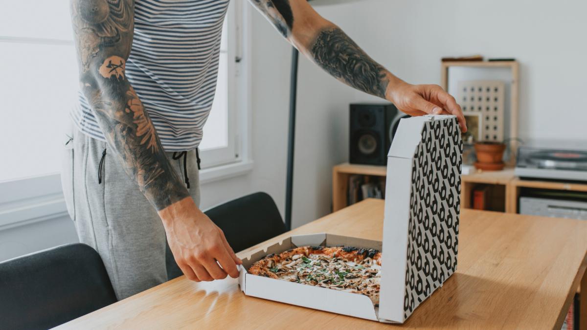 barbat tatuaje cutie pizza