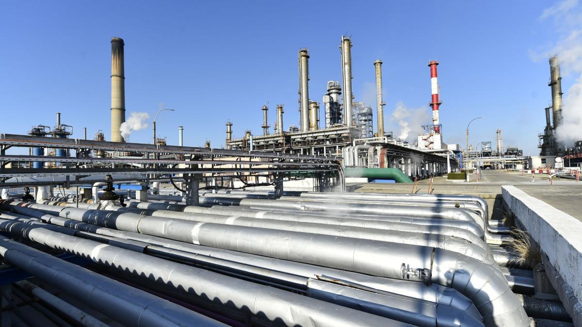 criza petrolului ne prinde cu cea mai mare rafinarie din tara in revizie rompetrol anunta ca productia la petromidia este sistata