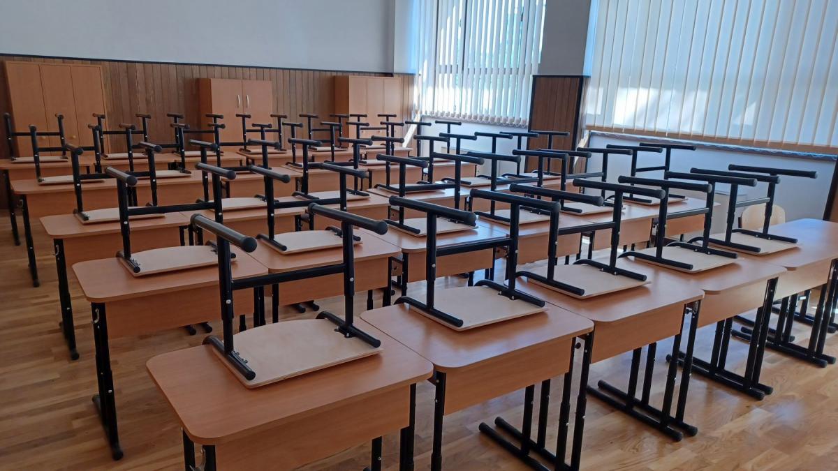 clasa intr-o scoala fara elevi cu scaunele puse pe mese