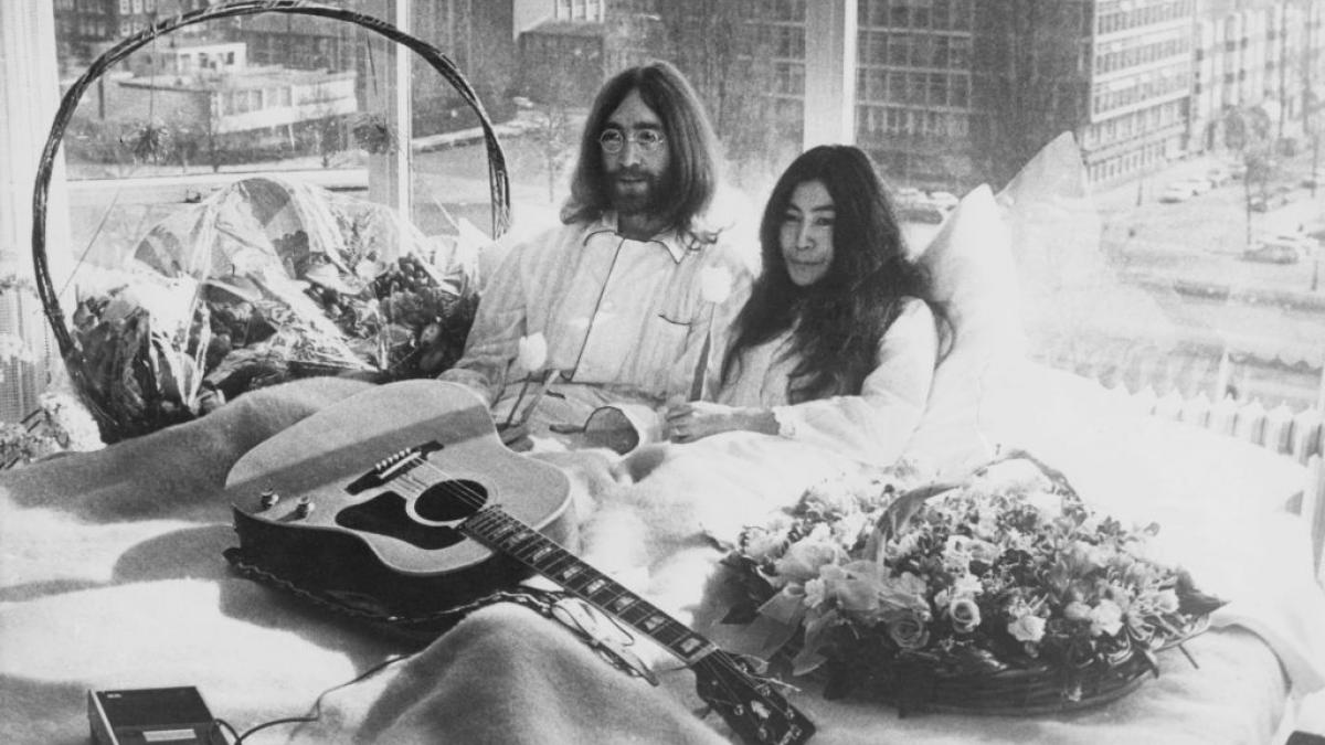 un pian care i a apartinut lui john lennon a fost vandut cu o suma record la o licitatie in new york