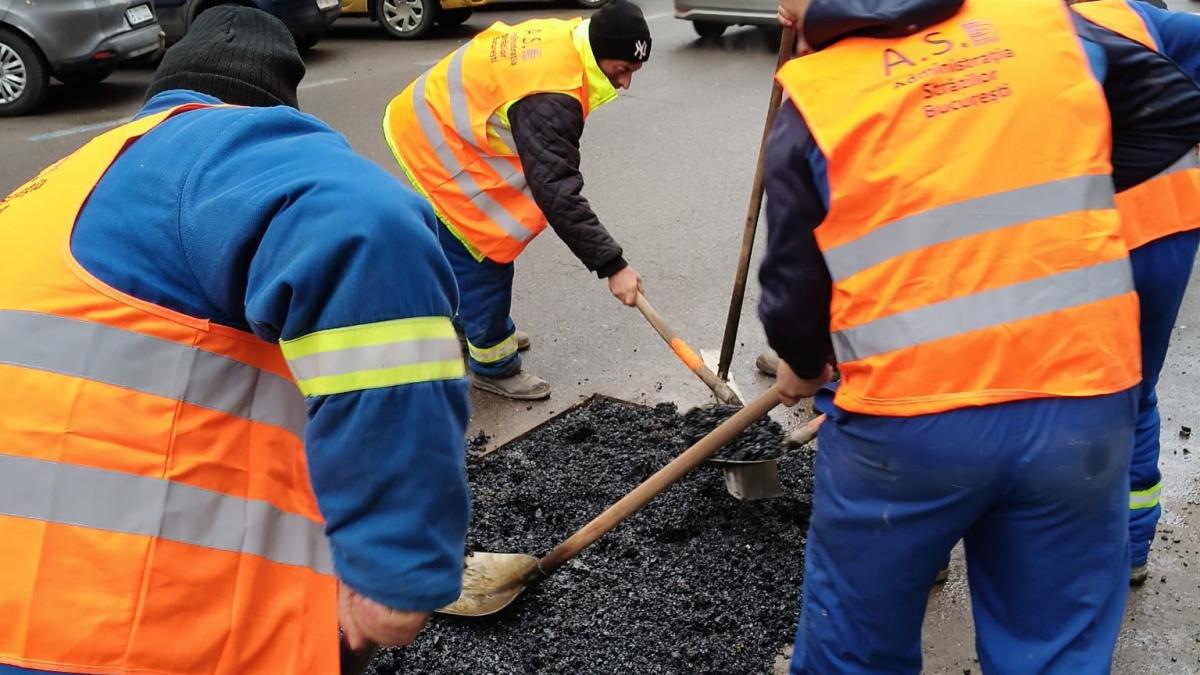 asfalt surpat pe soseaua mihai bravu din bucuresti craterul are 1 metru patrat traficul e restrictionat