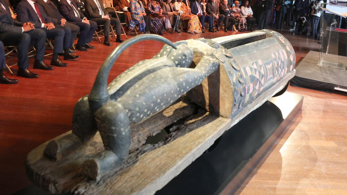 franta a returnat coastei de fildes toba vorbitoare djidji ayokwe a fost furata de fortele franceze acum mai bine de un secol