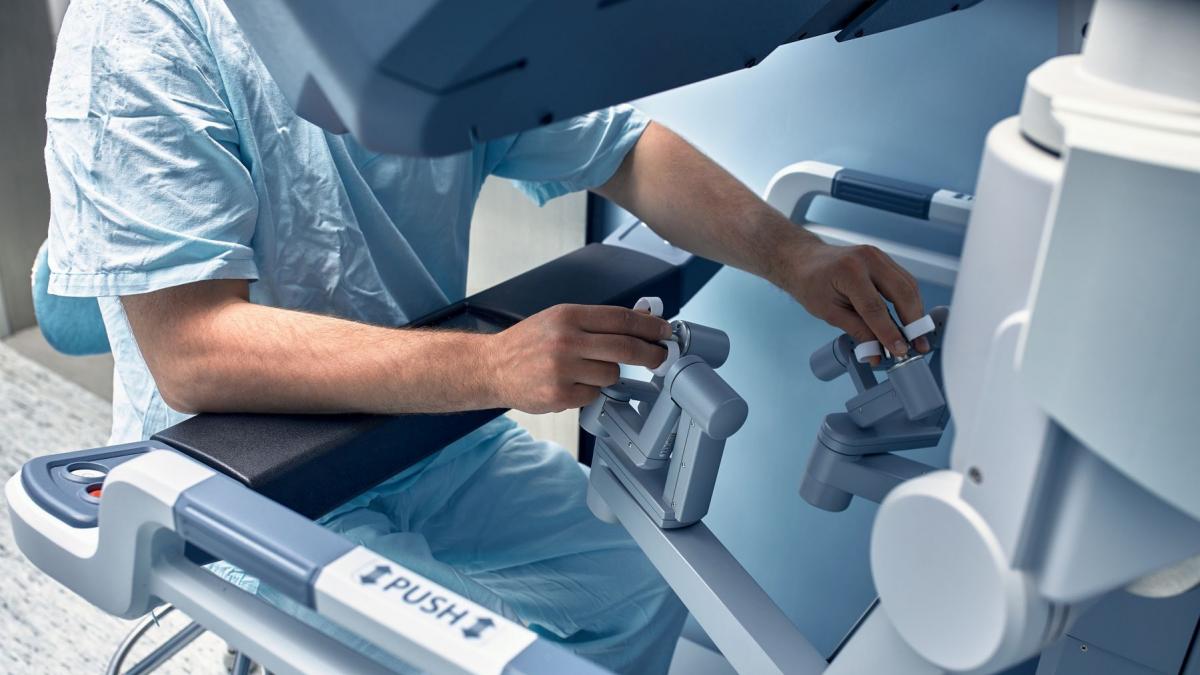 gata prima interventie robotica la distanta un chirurg a operat un pacient cu cancer aflat la 2 400 km distanta