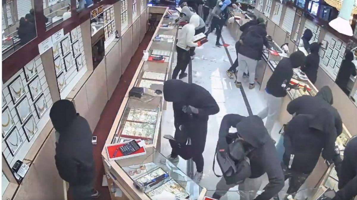 momentul in care un grup de hoti fura bijuterii de 1 7 milioane de dolari in doar 70 de secunde dintr un magazin din sua