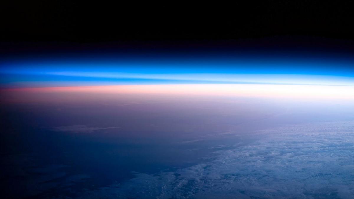 fotografie spatiu unde se imbina ziua cu noaptea