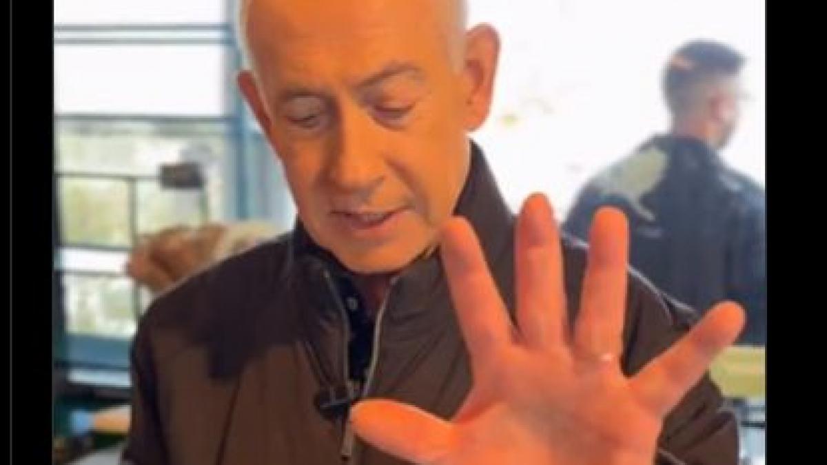 netanyahu s a filmat in timp ce bea cafea pentru a arata ca nu a fost ucis de iranieni vreti sa mi numarati degetele nu sunt sase