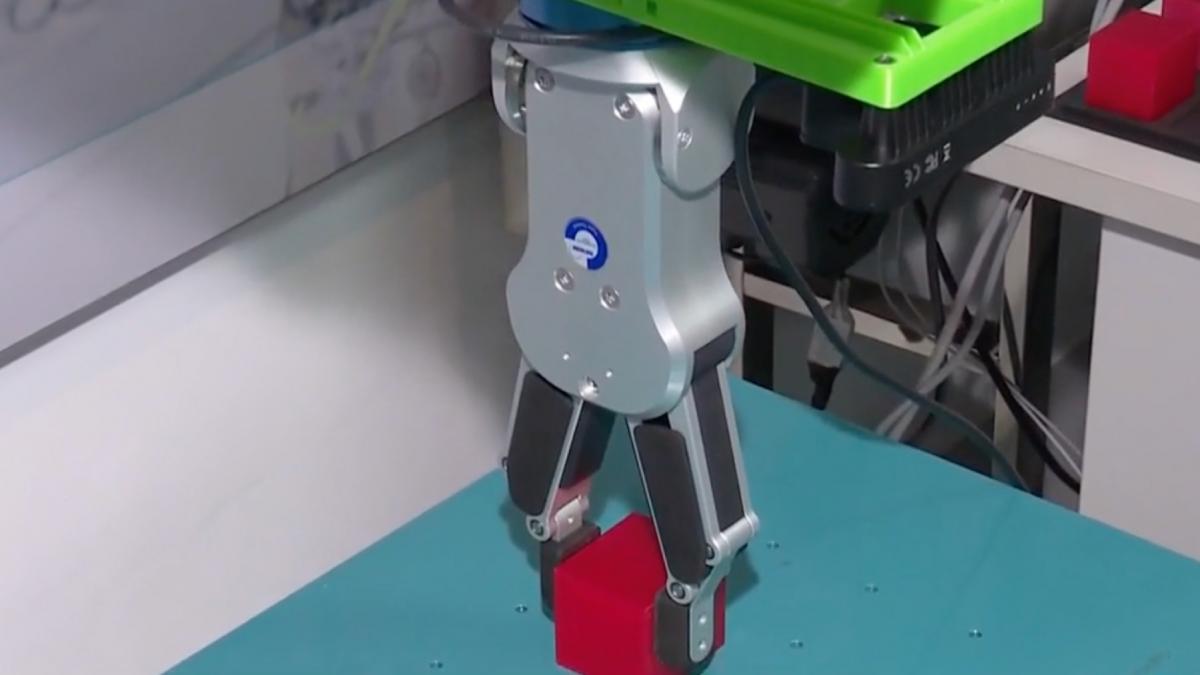 premiera tech in romania un robot industrial care raspunde exclusiv la comenzi vocale a fost dezvoltat de studenti ii spui direct