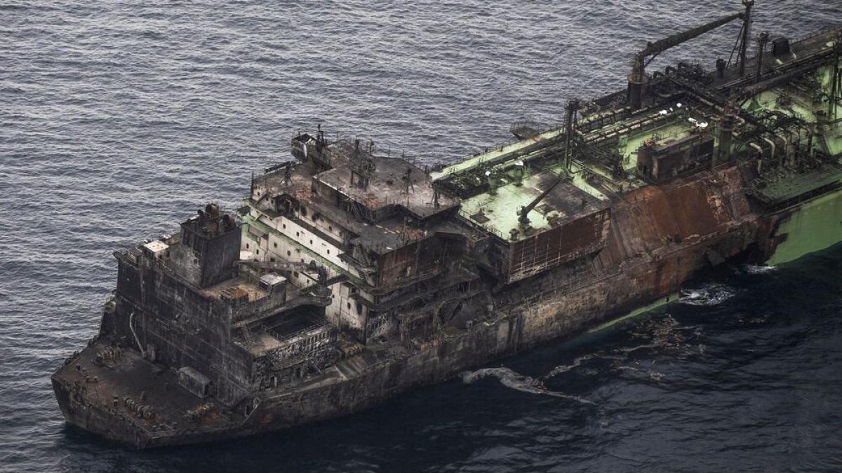 bomba cu ceas din marea mediterana un petrolier rusesc avariat pluteste in deriva in apropierea coastelor italiei