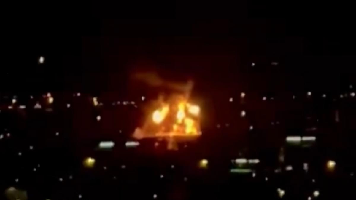 incendiu pe aeroportul international dubai o drona a lovit un rezervor de combustibil zborurile sunt suspendate