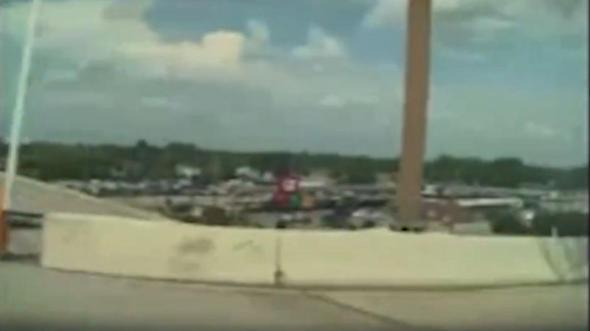 o femeie da in judecata tesla dupa ce cybertruck ul ar fi incercat sa o arunce de pe un pod