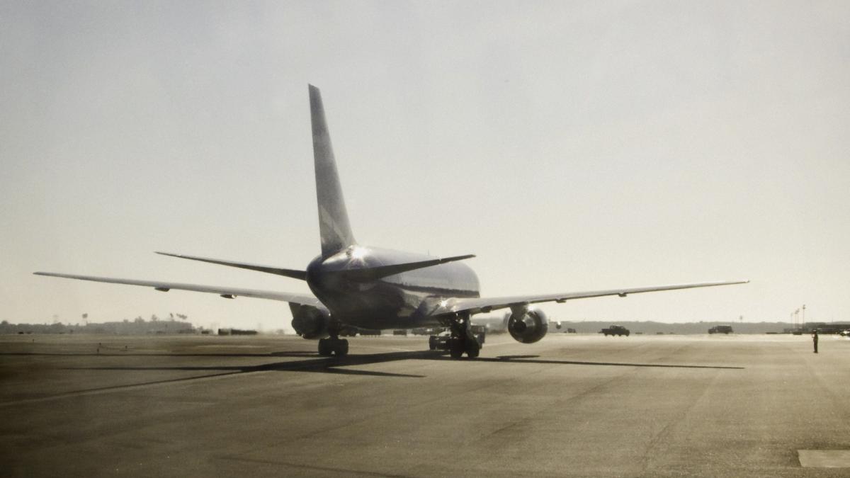 un avion aflat pe pista de decolare a unui aeroport