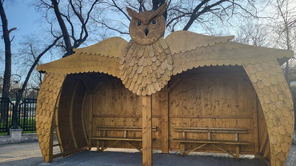 statia bufnita din craiova a impartit locuitorii in doua tabere cum li se pare noul refugiu de autobuz o sa se inghesuie turistii