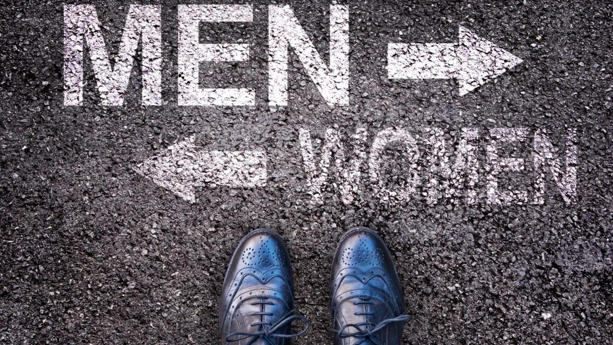 barbat in fata a doua sageti barbati femei