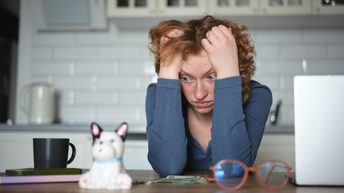 femeie grija financiara