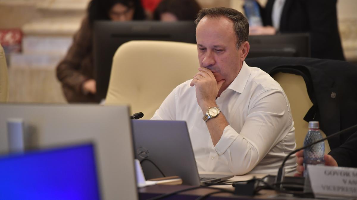 pnl sesizeaza cncd dupa iesirea nervoasa a lui adrian caciu din comisia de buget recidiveaza in atitudinea misogina si xenofoba