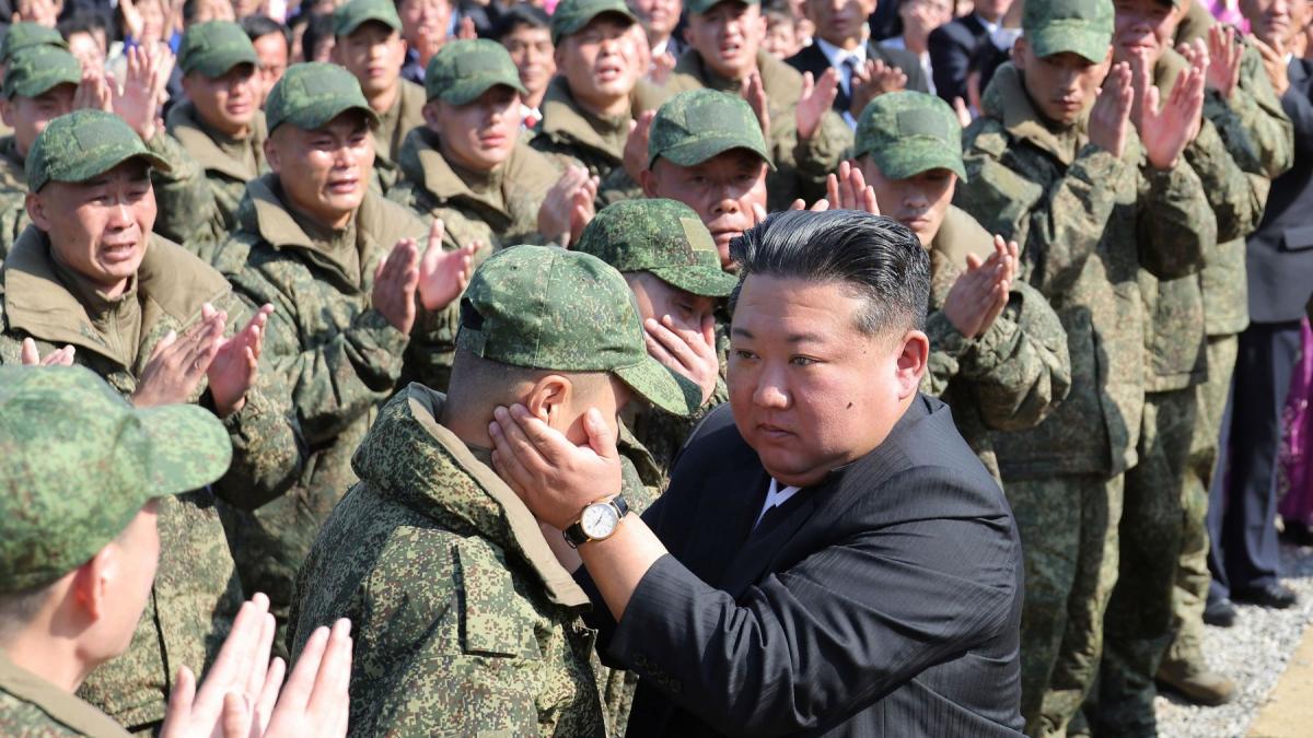 kim jong-un alturi de soldati nord-coreeni
