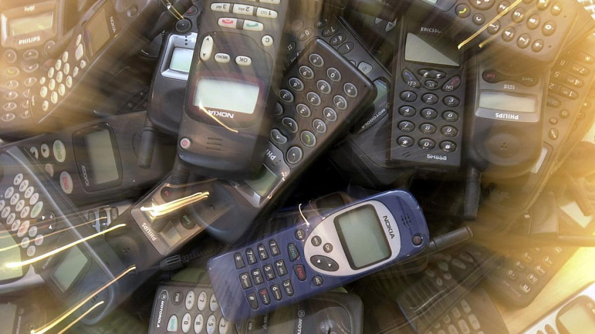 telefoane mobile vechi, pregătite în vederea reciclării