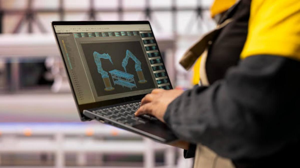 barbat cu laptop in brate utilizant topograph