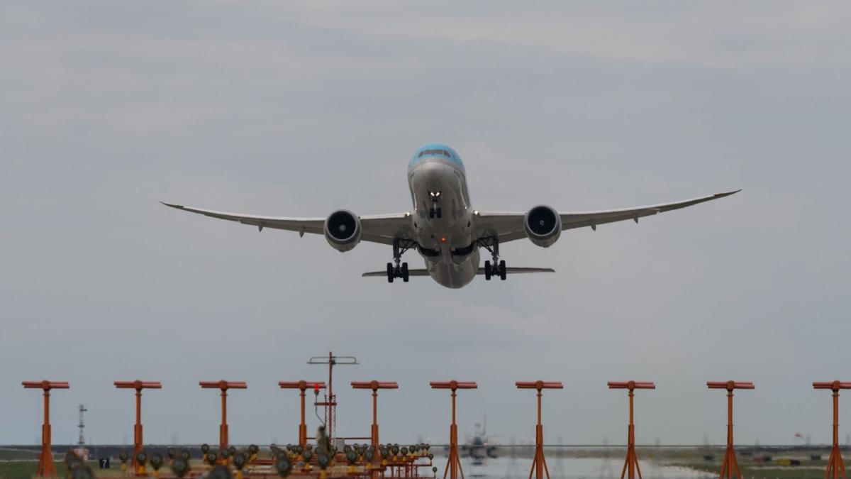 un pasager a deschis usa avionului in mers si a sarit pe pista in polonia dupa ce a devenit agresiv la bord