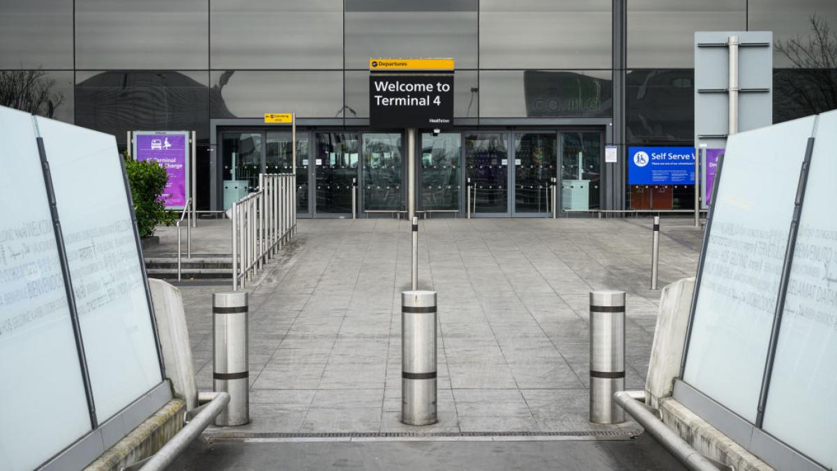 poza in care apare terminalul 4 al Aeroportului Heathrow din Londra