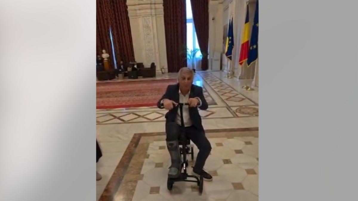 deputatul psd daniel zamfir ironizat de usr dupa ce a venit in parlament cu trotineta ortopedica