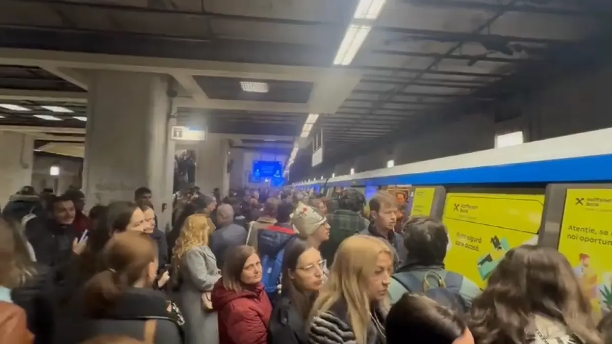 haos la metrou la statia unirii 2 un tren a fost retras din circulatie dupa ce a stat zece minute in statie