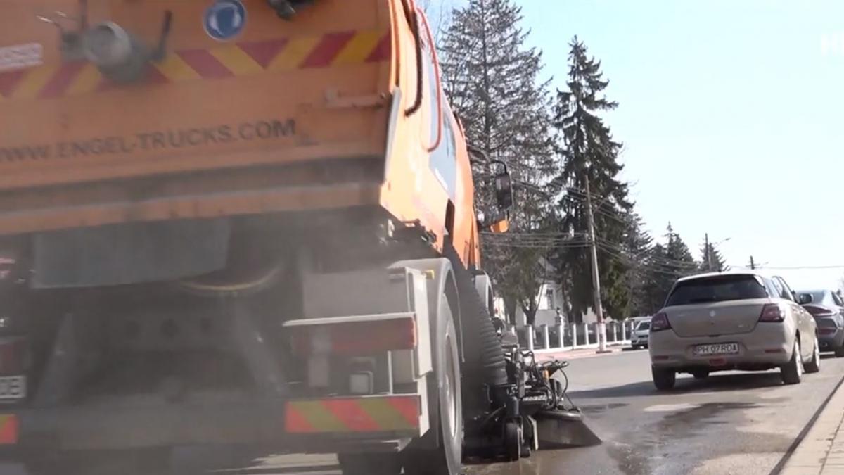 primar-baicoi-conduce-utilaje-de-curatenie-dupa-program-Capture