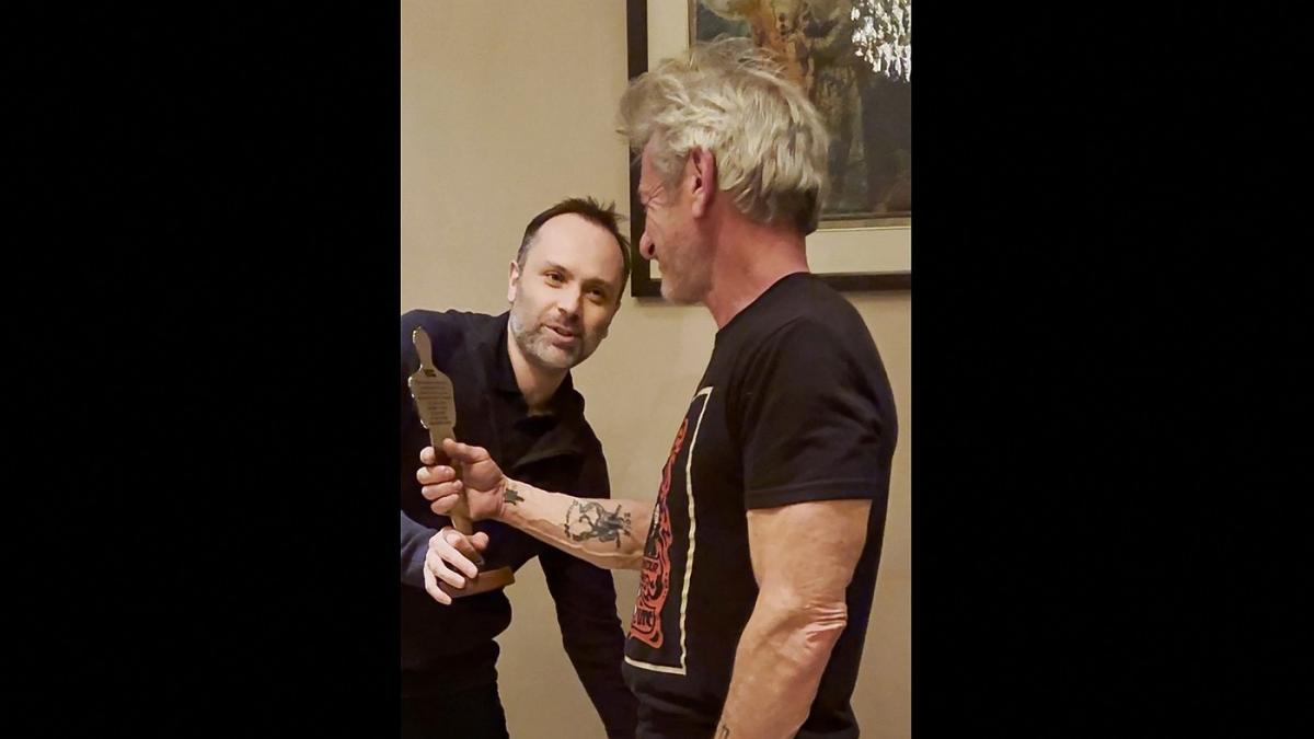 sean penn a primit in ucraina o statueta oscar simbolica realizata din metalul unui vagon de tren avariat de bombardamente rusesti