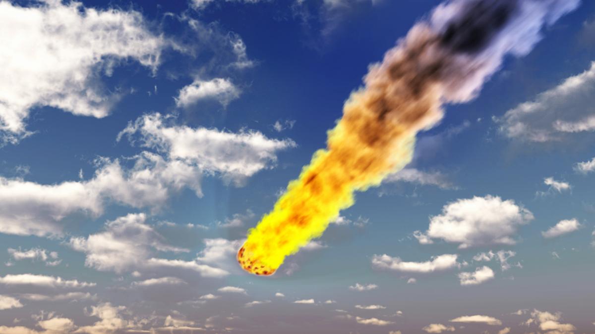 poza in care apare un meteorit pe un cer luminos
