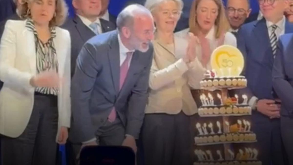ursula von der leyen si manfred weber taie un tort de macarons la summit ul ppe