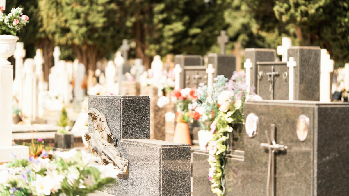 a ajuns cimitirul spatiu de recreere orasul din romania unde tinerii dintr un cartier isi petrec timpul liber printre morminte