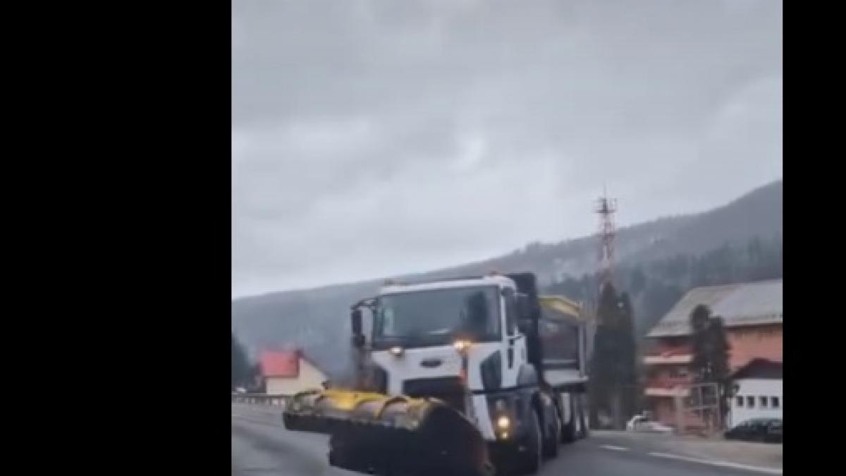 autoritatile au scos utilajele de deszapezire pe dn1 dupa ce a inceput sa ninga din nou in romania circulati cu prudenta