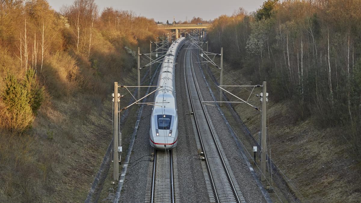 de la bucuresti la cluj in doua ore jumatate guvernul a comandat un studiu pentru un tren de mare viteza in romania