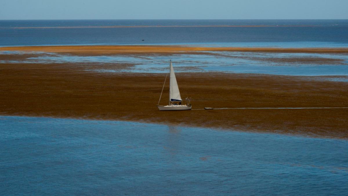 exista o mare pe terra care nu atinge niciodata uscatul asta pentru ca nu are tarm