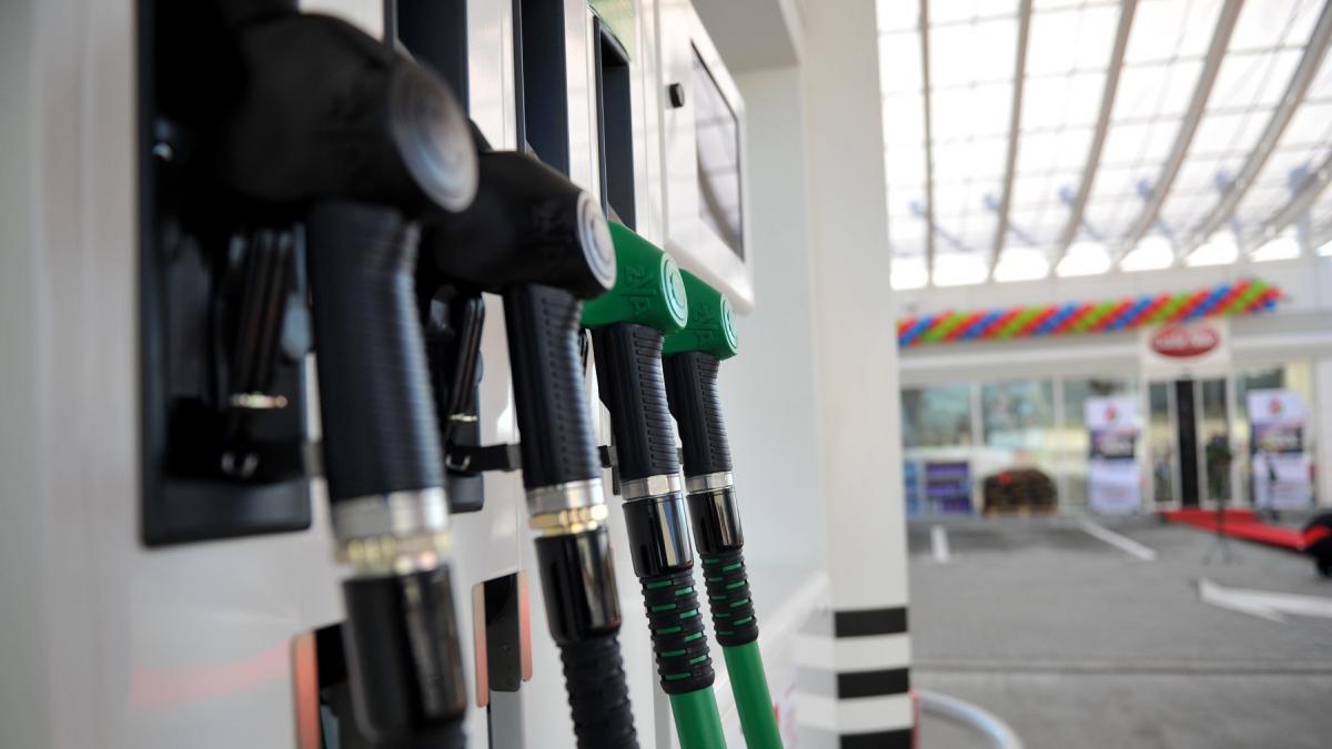 motorina a trecut de 10 lei pe litru dar ministerul energiei spune ca piata e stabila si functionala avem stocuri de 102