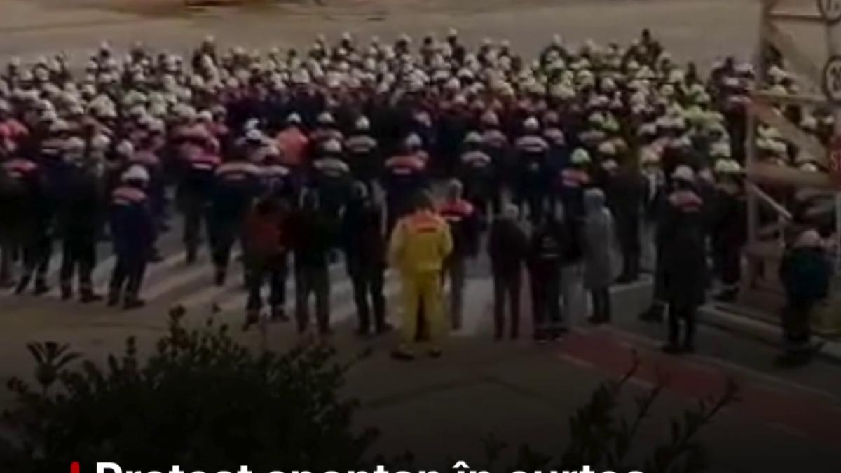 protest spontan in curtea santierului naval mangalia angajatii nu si au primit salariile de trei luni