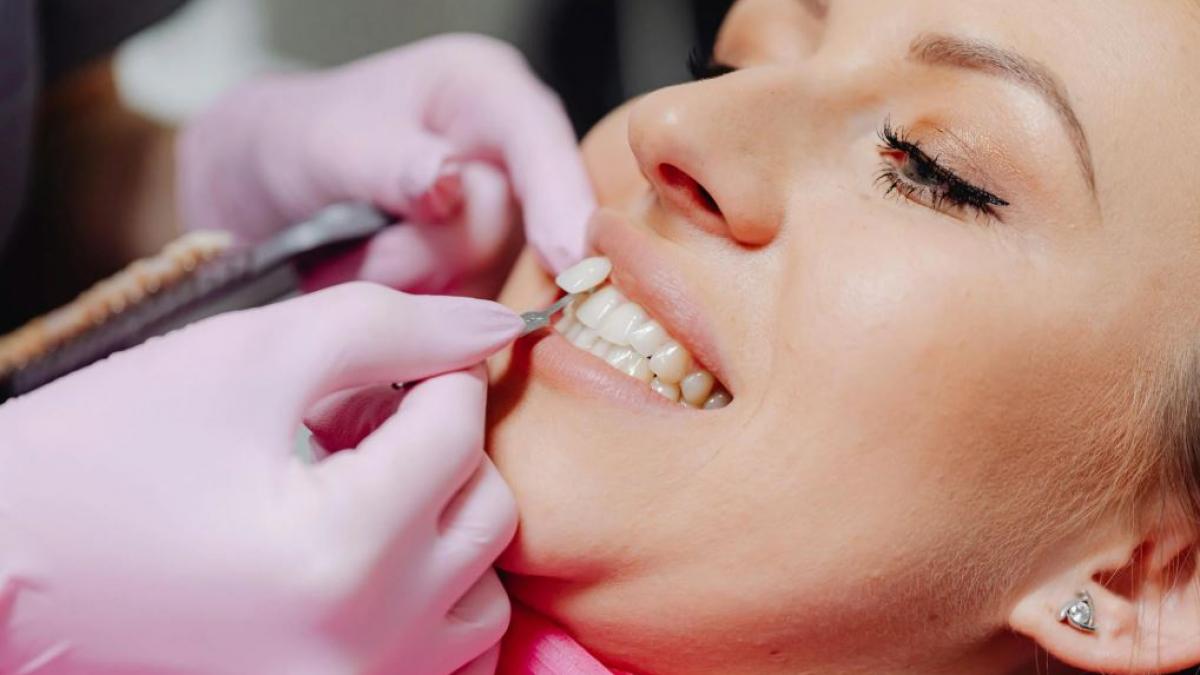 pacient la stomatolog in timpul unei interventii