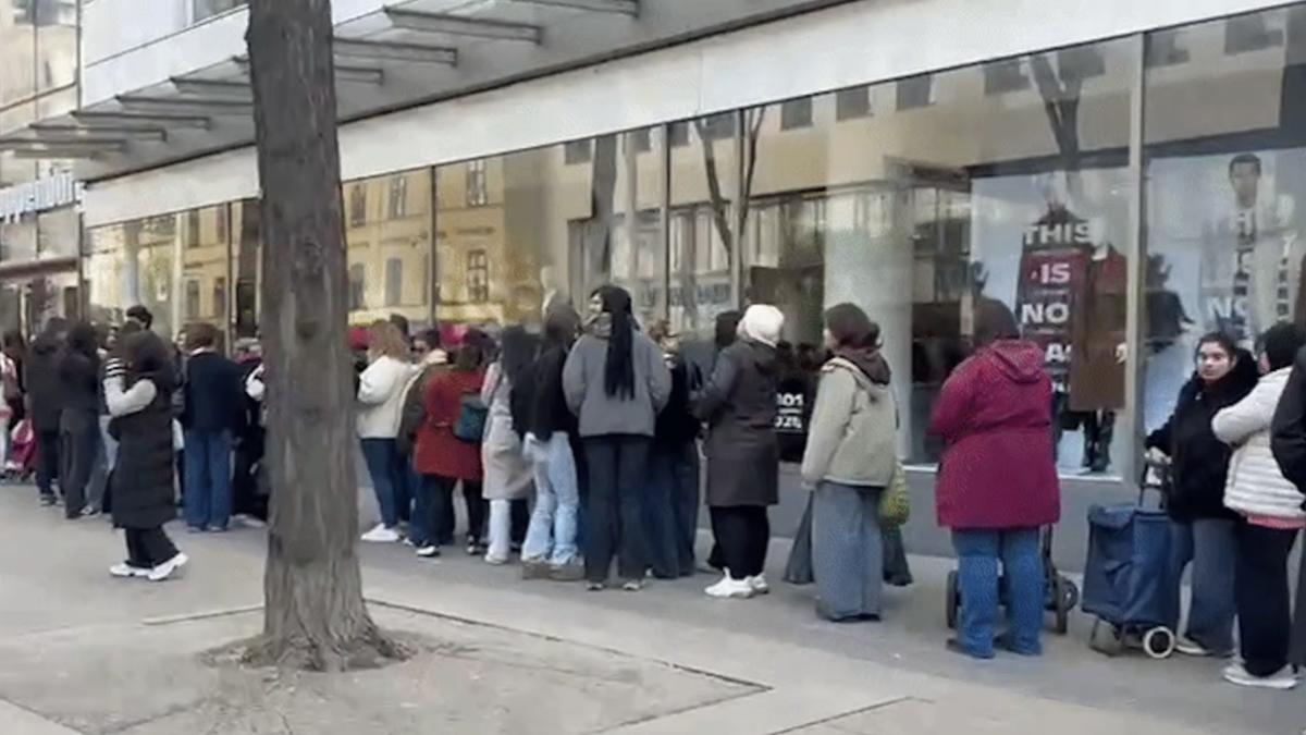 coada uriasa la deschiderea primului magazin care ofera 1 000 de pungi cu suveniruri si un card de 334 de euro in viena