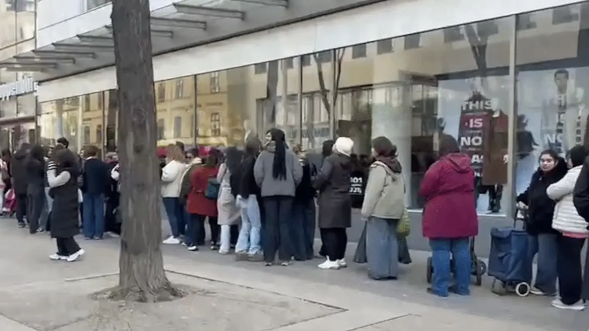 coada uriasa la deschiderea primului magazin care ofera 1 000 de pungi cu suveniruri si un card de 334 de euro in viena